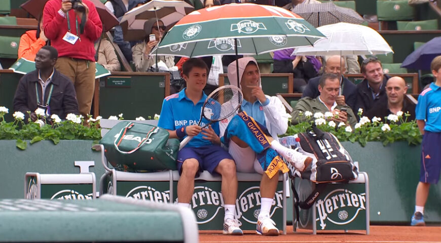 Novak Shares His Umbrella